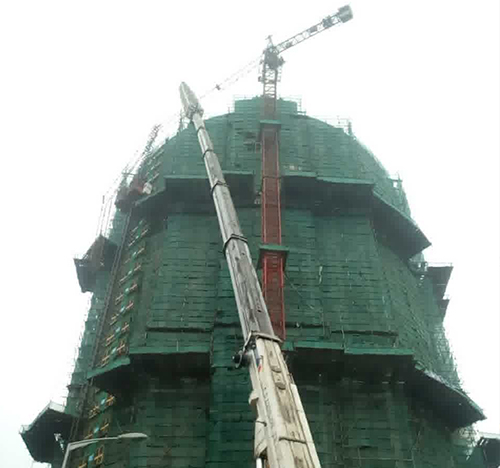 翔安吊车在工地上作业